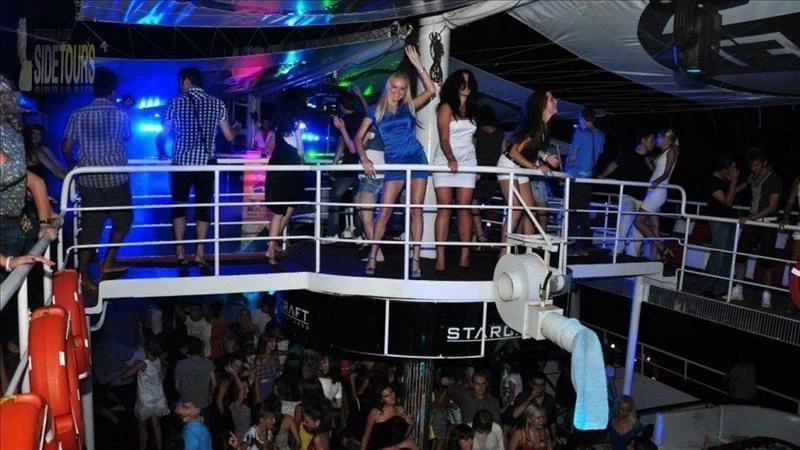 Party Disco Boat in Titreyengöl